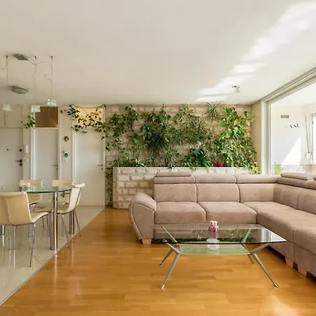 Maja Apartment *